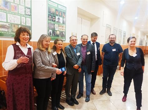 Skupinová fotografia heligonkárov v regionálnych krojoch