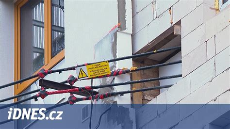 Typické uloženie CYKY káblov pod omietkou s chráničkami