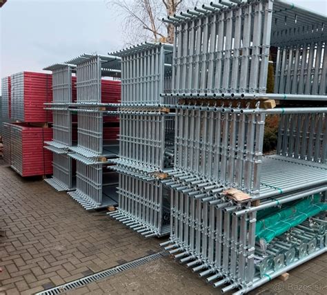 Stavebné náradie a lešenie na stavbe