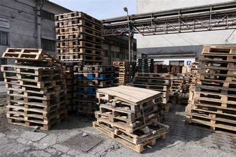 Poškodené drevené podbitie vyžadujúce údržbu