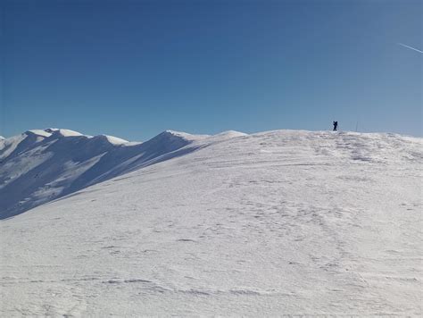 Skialpinista s výhľadom na hrebeň Nízkych Tatier
