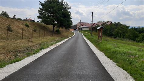 Stav miestnej komunikácie pred rekonštrukciou s výmoľmi