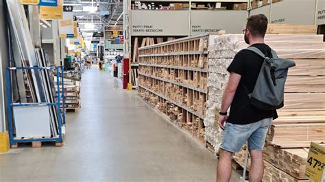 Zákazníci čakajúci pred obchodom so stavebninami