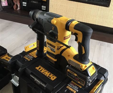 Príklad vŕtania do betónu s kombinovaným kladivom Dewalt