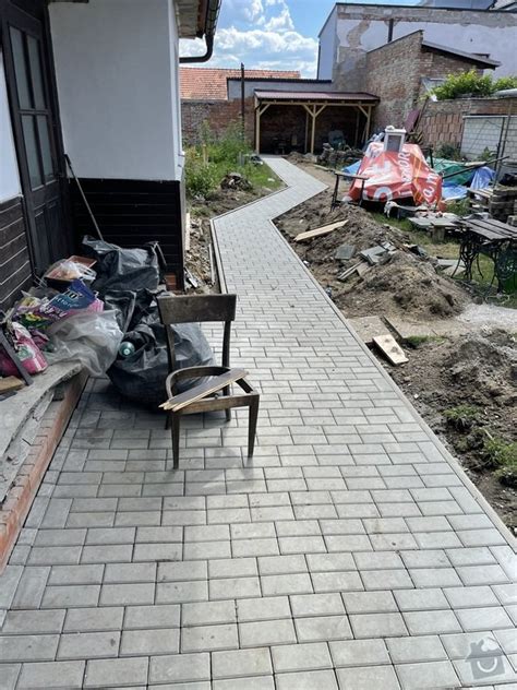 Spokojný zákazník s narezanou dlažbou