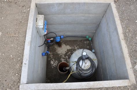 Betónová vodomerná šachta inštalovaná v zemi