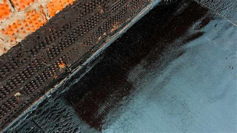 Aplikácia asfaltového penetračného laku na betónový základ