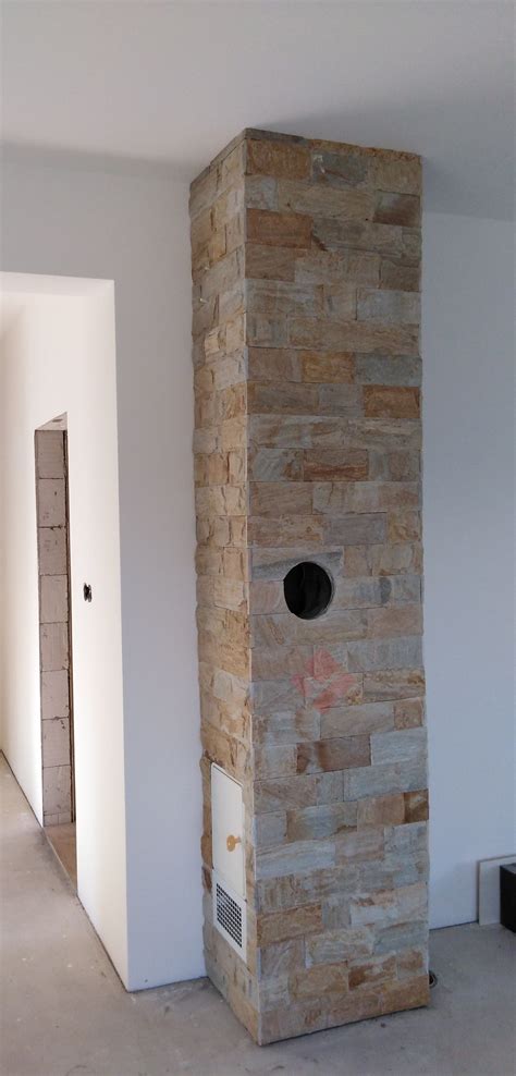 Kombinácia kamenného obkladu s drevom v interiéri