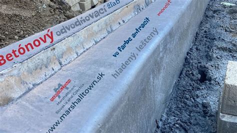 Betónový podlahový žľab v dlažbe