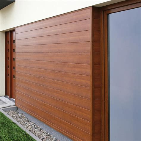 Biely plastový obklad na podbití štítu domu