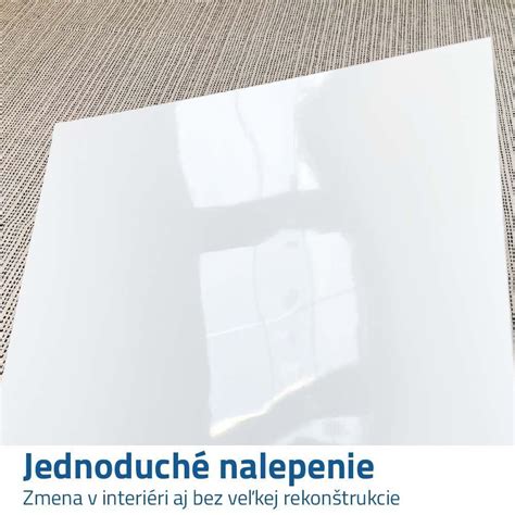 Detailný pohľad na biely plastový obklad s ukončovacími profilmi