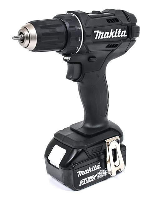 Makita DDF482RFEB čierny vŕtací skrutkovač v akcii