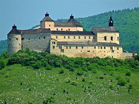 Architektonická schéma hradu Krásna Hôrka s vyznačenými časťami (dolný, stredný, horný hrad)