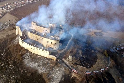 Hrad Krásna Hôrka po požiari v roku 2012 s viditeľným poškodením strechy