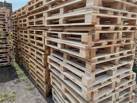 Palety stavebného materiálu na sklade