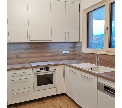 biela kuchynská linka s obkladom