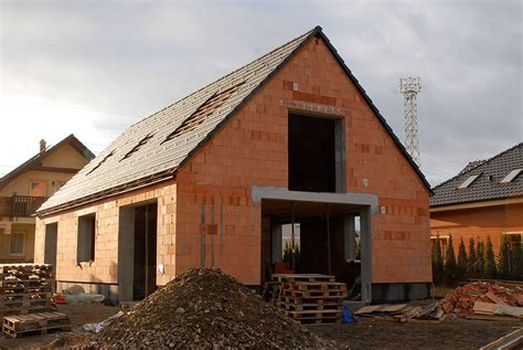 Nízkoenergetický alebo pasívny dom postavený z moderných tehlových tvárnic