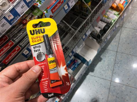 Prehľad metód odstraňovania lepidla z rôznych povrchov