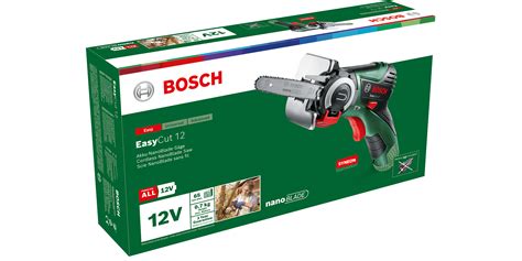 Bosch EasyCut 12 pri práci v záhrade, rezanie tenkých vetiev