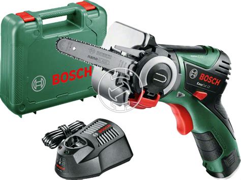 Fotografia šťastného užívateľa s Bosch EasyCut 12 v záhrade
