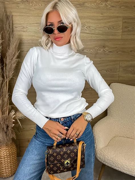 Biely rolák ako základ outfitu