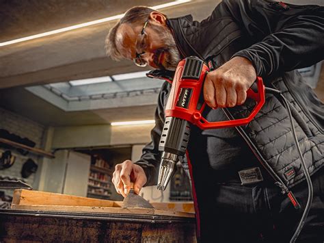 Teplovzdušná pištoľ pri práci