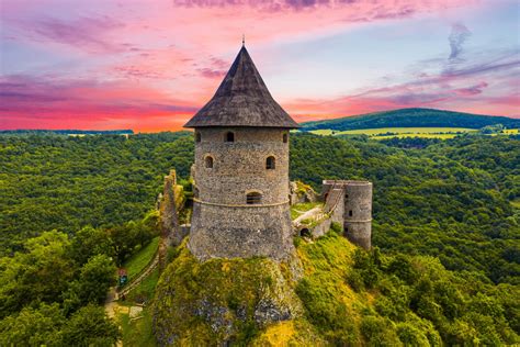 Rozhľadňa na Mačacej s výhľadom na hrad Šomoška