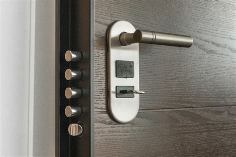 Detailný záber na modernú rozetovú kľučku na interiérových dverách