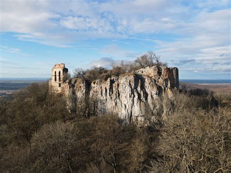 Pohľad na zrúcaninu hradu Pajštún