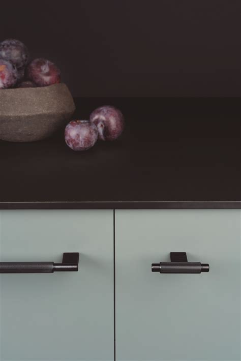 Ukážka rôznych typov nábytkového kovania: pánty, úchytky, koľajnice