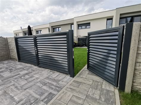 Príklad umeleckej kováčskej brány s detailnými ornamentmi