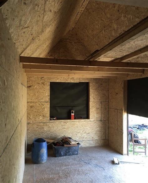 Interiér podkrovia s OSB doskami