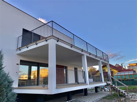 oceľové bezpečnostné zábradlie v priemyselnej hale