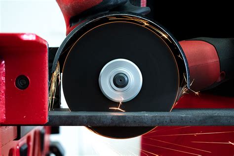 Porovnanie slepého rezu uhlovou brúskou a chvostovou pílou