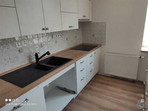 ukážka kuchynského obkladu v imitácii dreva s moderným nábytkom