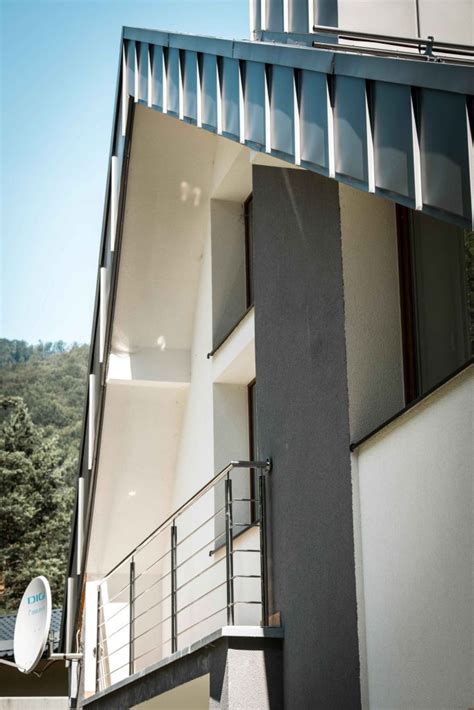 detailný záber na údržbu plátennej strechy