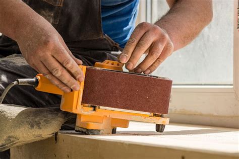 Použitie pásovej brúsky na dreve