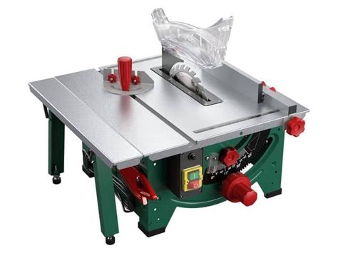 Stolová kotúčová píla Parkside PTK 2000 B2 v prevádzke