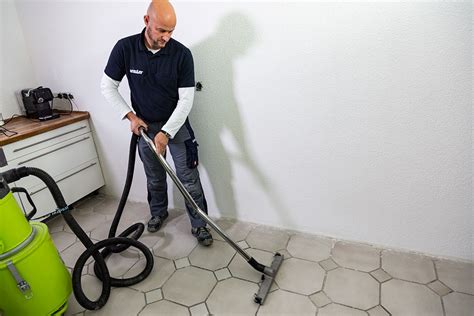 Práca s ježkovým valčekom na čerstvo naliatej podlahe