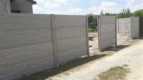 ukážka betónového plotu so vzorom štiepaného kameňa v exteriéri
