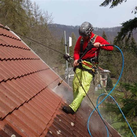Čistenie strechy pomocou vysokotlakového čističa