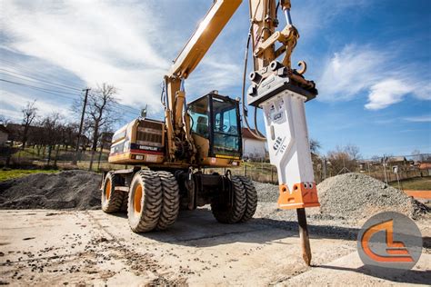Hydraulické kladivo pri práci s bágrom