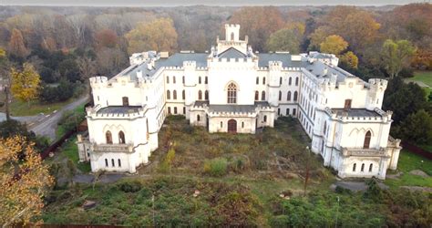 Pohľad na historický kaštieľ v Rusovciach pred začiatkom rekonštrukcie