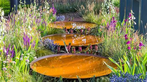 Rôznorodé dekoračné okrúhliaky v záhradnom dizajne