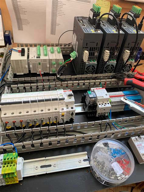 Rôzne typy elektrických rozvádzačov