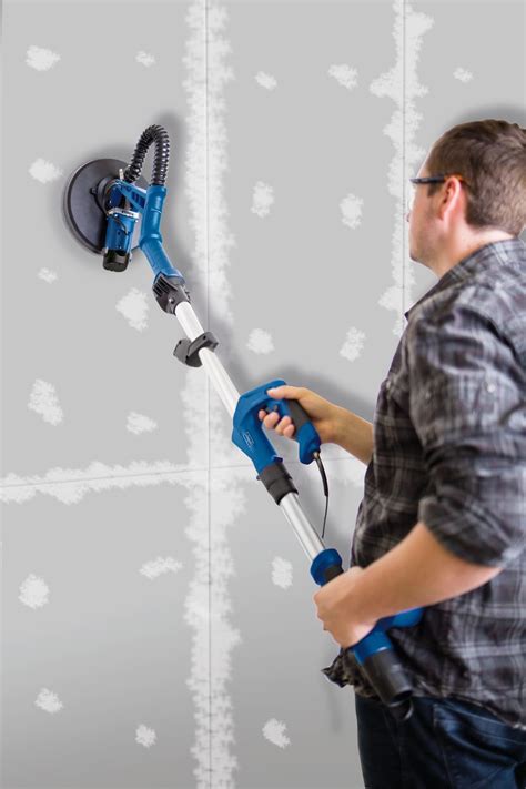 Elektrická brúska na sadrokartón pri práci