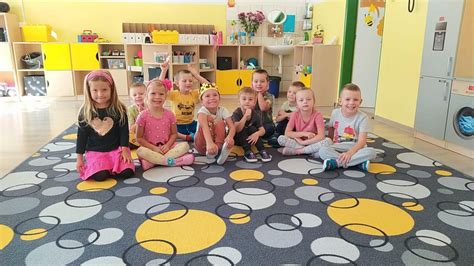 Deti pracujú s polystyrénom v materskej škole