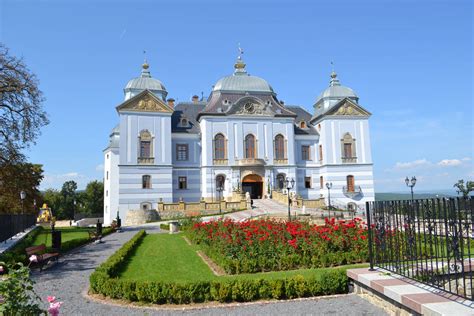 Haličský zámok - pohľad z diaľky
