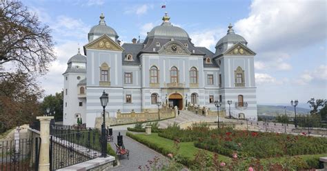 Celozasklená kupola nad nádvorím Haličského zámku po rekonštrukcii