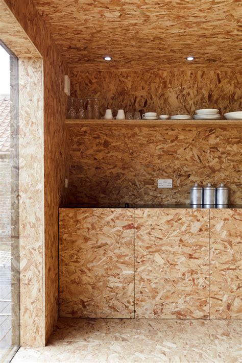 Interiér s podlahou z OSB dosiek